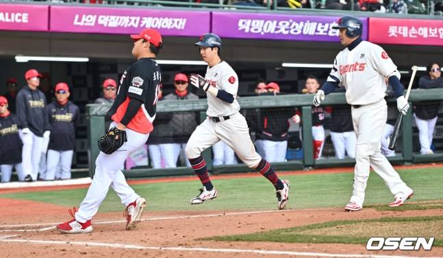 롯데 최항(가운데)이 7회말 조상우의 폭투 때 홈으로 들어오고 있다.