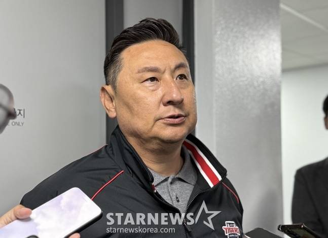 KIA 심재학 단장이 홍종표의 사생활 논란과 지역비하 의혹에 대해 설명하고 있다. /사진=양정웅 기자