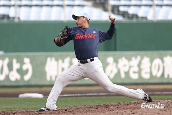 롯데 자이언츠 신인 좌완 김태현이 일본 미야자키 스프링캠프 실전 경기에 등판해 투구하고 있다. 롯데 자이언츠