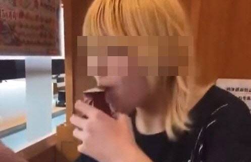 지난 2023년 일본의 한 초밥 체인점에서 한 남성이 간장병을 핥고 있다. (사진=엑스 화면 갈무리)