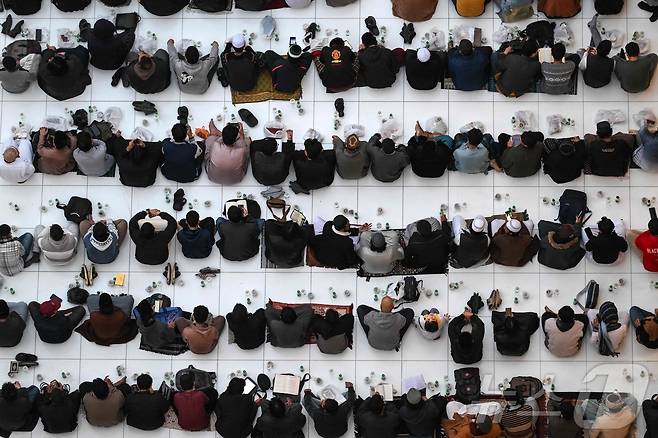 무슬림들이 이집트의 수도 카이로에서 라마단 성월을 맞아 알 아즈하르 모스크에 모여 모스크 설립 1079주년을 기념하고 있다. ⓒ AFP=뉴스1