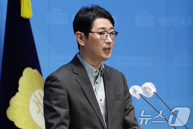 국민의힘 법률자문위원장인 주진우 의원이 16일 오후 서울 여의도 국회 소통관에서 더불어민주당 카톡 검열 고발 관련 기자회견을 열고 "민주당은 국민을 상대로 검열하고 협박하는 짓을 멈춰야 한다＂고 말하고 있다. 2025.1.16/뉴스1 ⓒ News1 이광호 기자