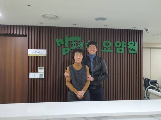 유지태의 어머니는 인천 남동구 만수동에 위치한 ‘맘편한 요양원’을 개원해 운영 중이다. 유지태는 외아들로서 크고 작은 일까지 세심하게 챙기며 요양원 운영에 적극적인 지원을 아끼지 않고 있다.