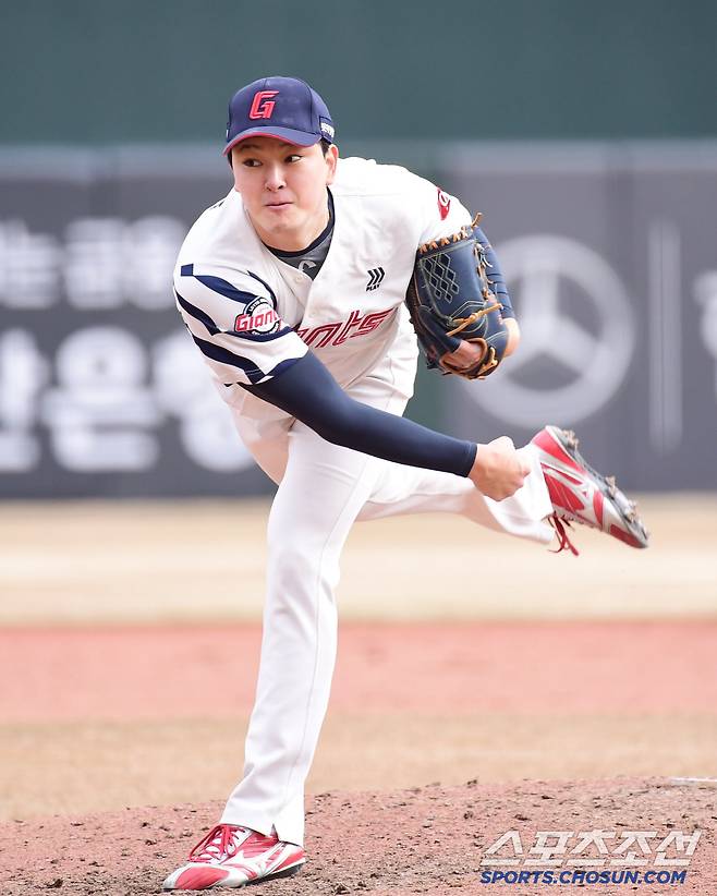 머리를 짧게 자르고 힘차게 투구하는 김원중.