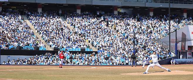 만원 관중 앞에서 공을 던지는 삼성 백정현. 사진=삼성 라이온즈