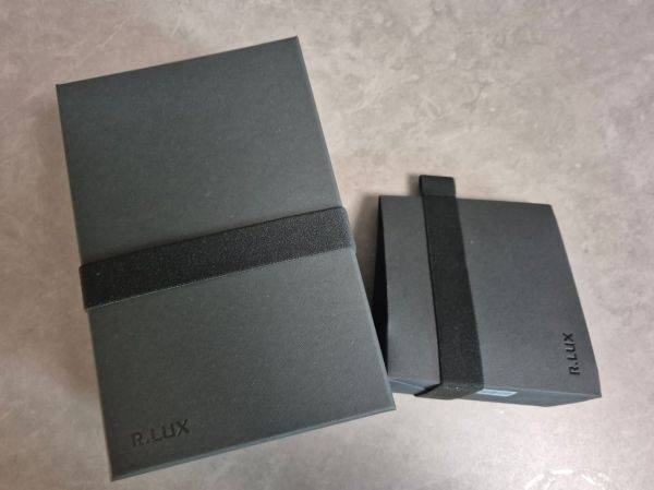 알럭스 문구가 새겨진 포장지 박스. 왼쪽 박스의 경우 단단한 고급 재질로 선물용으로 적합해 보였다. 이민지 기자.