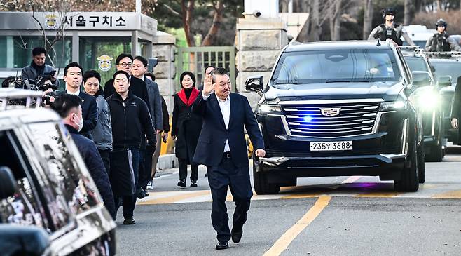 52일만에 석방된 윤석열 대통령이 8일 오후 경기도 의왕시 서울구치소에서 걸어나와 지지자들에게 인사하고 있다. /고운호 기자