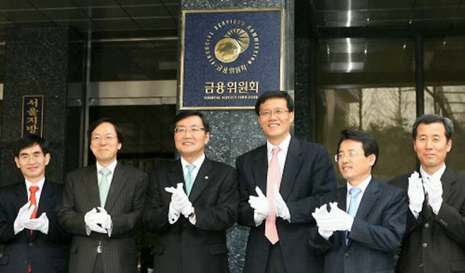 2008년 3월 18일 서울 서초동 옛 금융위원회에서 열린 현판식에서 관계자들이 현판을 제막한 후 박수를 치고 있다. 현 한국은행 총재인 이창용(왼쪽에서 네번째) 당시 금융위 부위원장의 모습이 보인다. /연합뉴스