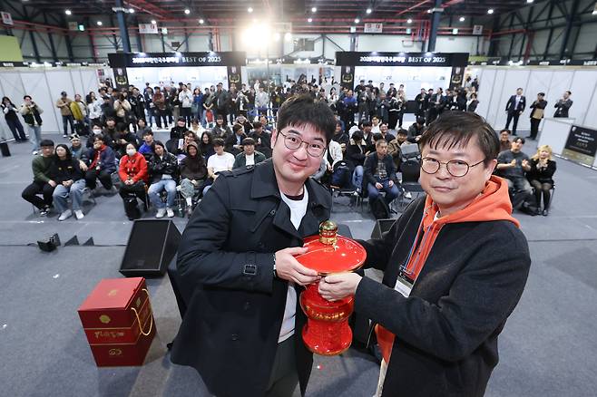 9일 2025 대한민국주류대상 박람회 경매 이벤트에서 64만원에 낙찰받은 공부가주 65주년 봉인 원장 기념주. /조선비즈