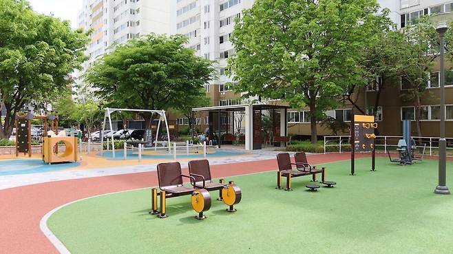 임대주택단지의 어린이 놀이터를 노인운동기구를 포함한 3세대 놀이터로 전환했다. 김경인 씨 제공