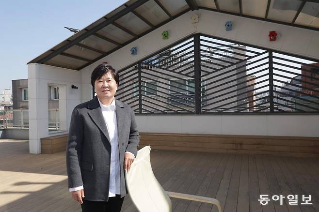 십자성 경로당 옥상에 마련된 휴게시설에서. 김경인 씨는 2019년부터 2년간 강동구청의 도시경관 총괄기획가로 일하면서 이 경로당을 비롯한 300여개 공공시설의 디자인을 바꿨다. 등뒤의 빗살무늬 장식은 강동구에서 출토된 빗살무늬 토기를 표현한 것이다. 변영욱 기자 cut@donga.com