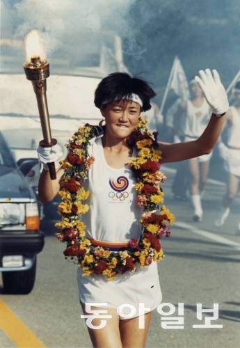 1986년 아시안게임의 신데렐라 임춘애가 1988년 서울 올림픽 성화 봉송을 하고 있다. 동아일보 DB