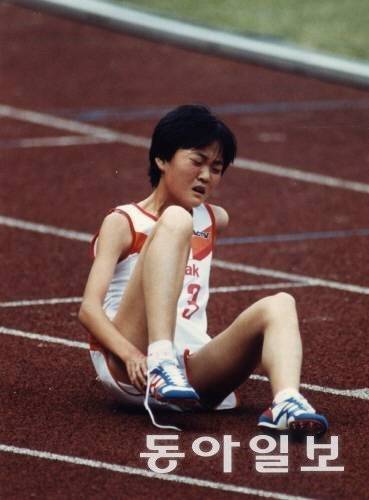 레이스를 끝낸 후 고통스러워하고 있는 임춘애. 동아일보 DB