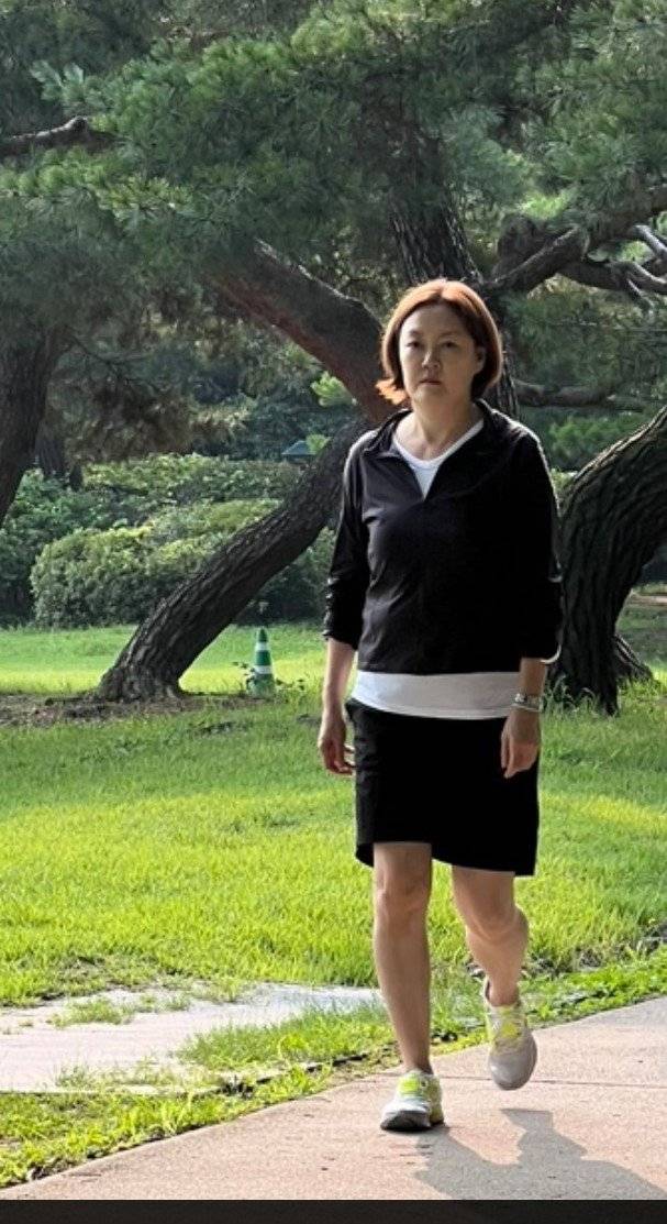 임춘애가 산책을 하고 있다. 운동이 싫었다는 그는 최근 운동의 필요성을 절감하고 있다. 임춘애 제공