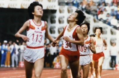 임춘애가 1986 서울 아시안게임 육상 1500m 결선에서 아시아기록 보유자인 중공의 양류사 선수를 따돌리고 1위로 골인하고 있다. 동아일보 DB
