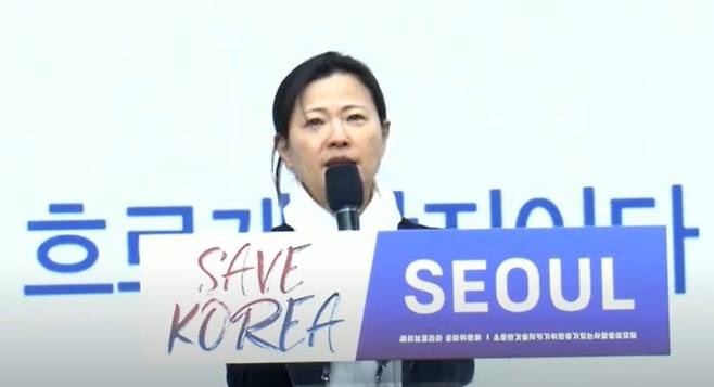 이은혜 순천향대 부천병원 교수가 8일 개신교계 단체 세이브코리아가 서울 여의대로에서 주최한 윤석열 대통령 탄핵반대 집회에 연사로 참석해 의견을 밝히고 있다. 사진=유튜브 캡쳐