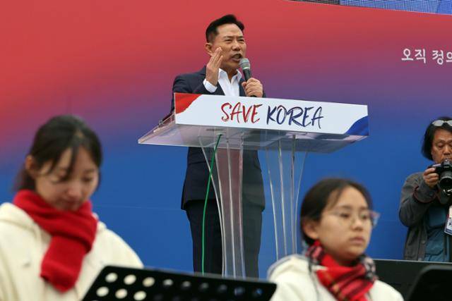 손현보 부산 세계로교회 목사가 지난 1일 오후 서울 영등포구 여의도 여의대로에서 열린 세이브코리아 3·1절 국가비상기도회에서 발언을 하고 있다. 뉴스1