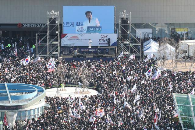 한국사 일타강사 전한길이 지난달 8일 오후 대구 동구 동대구역 광장에서 열린 세이브코리아 국가비상기도회를 찾아 연설하고 있다. 뉴스1