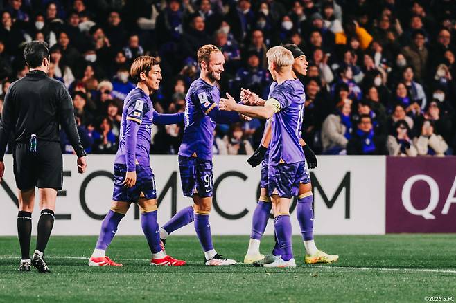 지난 5일 라이언 시티와의 AFC 챔피언스리그2 8강 1차전에 교체로 나서 골을 넣었던 일본 산프레체 히로시마의 발레르 제르맹(가운데). 사진=산프레체 히로시마 SNS