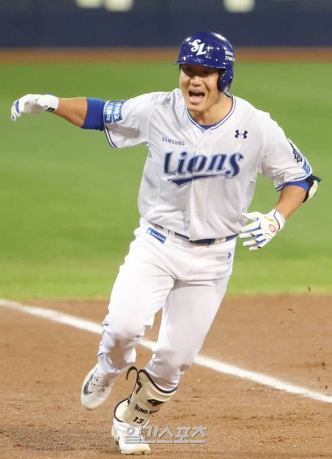 2024 프로야구 KBO 포스트시즌 삼성라이온즈와 KIA타이거즈의 한국시리즈(KS) 3차전 경기가 25일 오후 대구 삼성라이온즈파크에서 열렸다. 3회말 1사 솔로홈런을 친 이성규가 환호하며 3루 베이스를 돌고 있다. 대구=김민규 기자 mgkim1@edaily.co.kr /2024.10.25/
