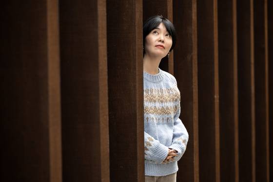 남유하 작가가 엄마를 그리워하며 하늘을 바라보고 있다. 김현동 기자