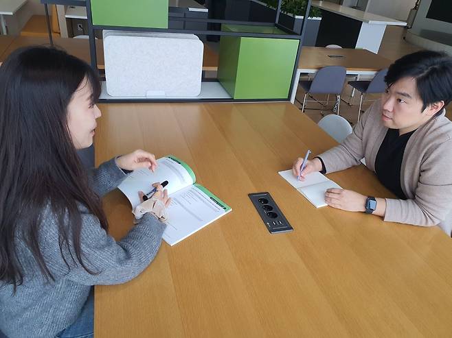 이승현 사원(왼쪽)과 박중원 차장이 국내 지점 관리 현황에 대해 논의하고 있다. 윤현주 기자