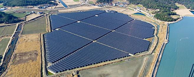 한국수력원자력이 올 들어 사상 처음으로 설·추석 연휴 외 시기에 원전 발전량을 줄인 것으로 나타났다. 전기를 흘려보낼 송전망이 부족한 데다 태양광 발전량이 넘쳐난 여파다. 전남 신안군 안좌도에 있는 태양광 발전소 전경.  한경DB