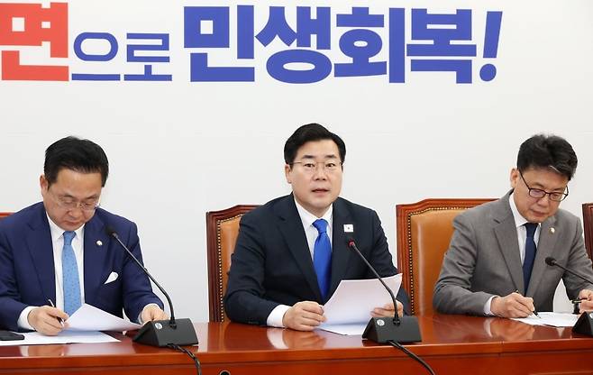 박찬대(가운데) 더불어민주당 원내대표. 사진=연합뉴스