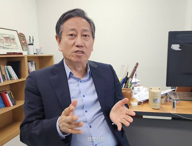 박진도 충남대 명예교수가 지난 3월 1일 경기 과천 지역재단 사무실에서 주간경향과 인터뷰를 하고 있다. 이재덕 기자