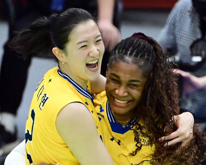 프로배구 현대건설의 이다현(왼쪽)과 모마가 9일 경기도 수원체육관에서 열린 2024-2025 V리그 여자부 정관장과 6라운드 경기에서 득점에 성공한 후 기뻐하고 있다. 한국배구연맹 제공