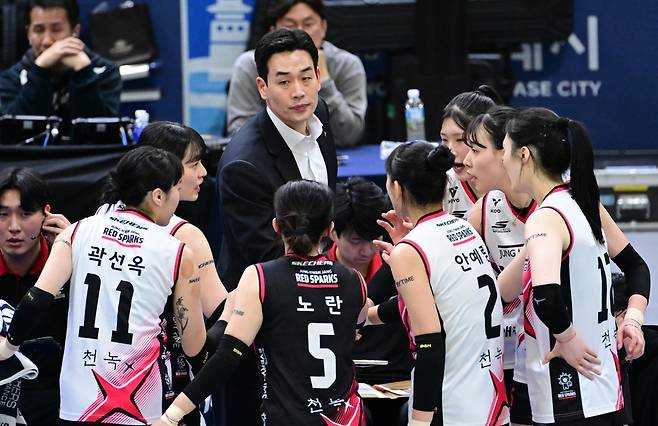 고희진 정관장 감독(가운데)이 9일 경기도 수원체육관에서 열린 2024-2025 V리그 여자부 정관장과 6라운드 경기에서 작전 타임을 갖고 있다. 한국배구연맹 제공
