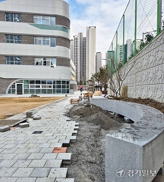의왕 내손중·고교 운동장에 학생들이 앉아 쉴 수 있는 앉은벽 설치공사가 진행 중이어서 학생들이 운동장을 이용하지 못하고 있다. 임진흥기자