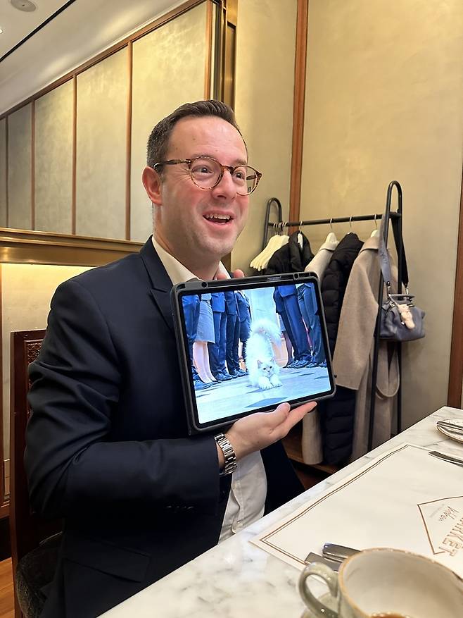 호텔 마스코트인 고양이를 소개하는휴 미란다 세일즈 부사장 / 사진=권효정 여행+ 기자