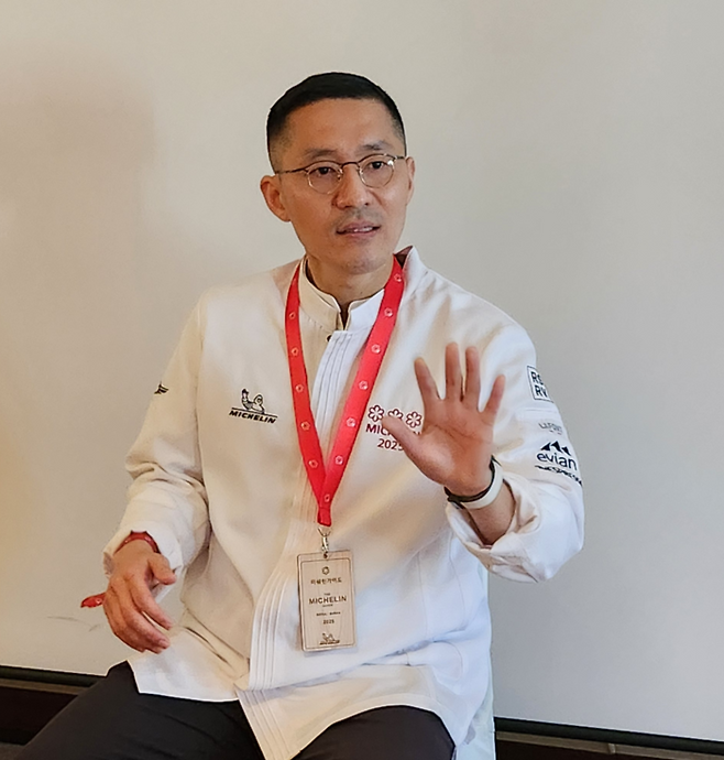 지난달 27일 웨스틴 조선 서울에서 열린 ‘미쉐린 가이드 서울 & 부산 2025’ 행사에서 강민구 셰프가 수상소감과 앞으로의 비전을 얘기하고 있다. 안병준 기자