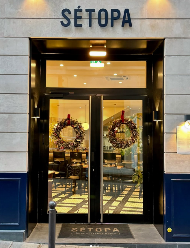 프랑스 파리에서 강민구 셰프 등이 K-치킨을 선보이고 있는 세토파 매장 모습. 세토파 인스타그램