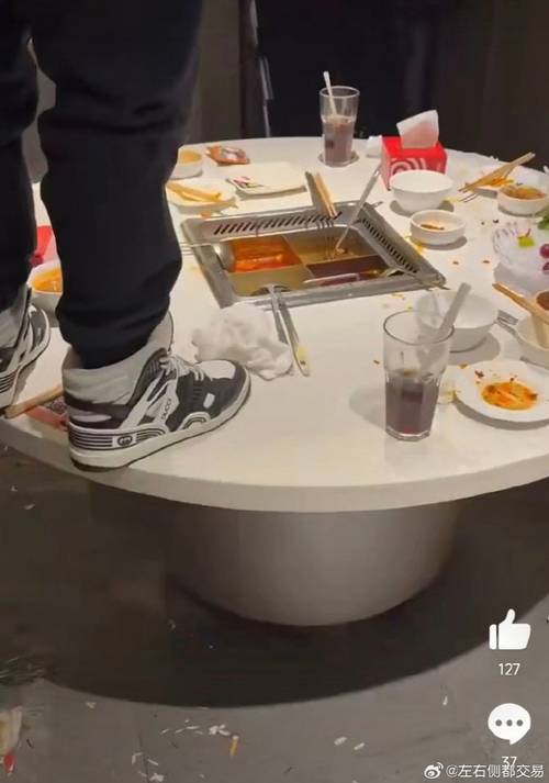 중국 상하이의 한 유명 훠궈 체인점에서 10대 남성들이 음식에 소변을 보는 만행을 저질렀다. 사진은 해당 영상 일부. [사진 출처 = 웨이보 홈페이지 캡처]