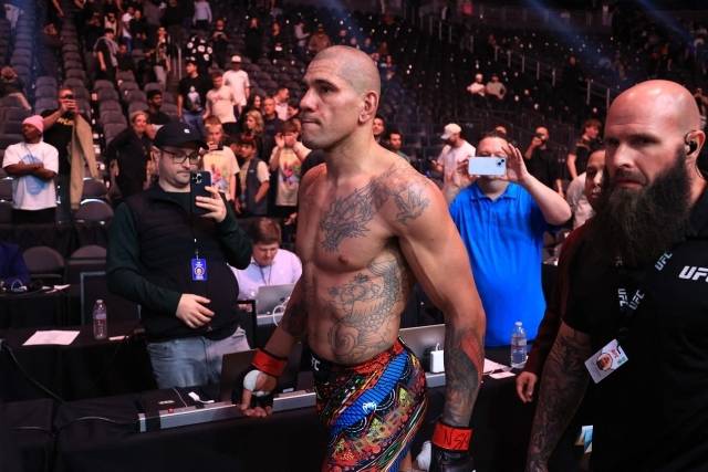 페레이라는 패배 후 “나는 계속 훈련할 것이다. 몸 상태는 좋고 특별히 다친 곳도 없다. 며칠 쉬고 다시 훈련에 복귀할 것이다. 이게 나의 삶이다”라며 곧 돌아올 것을 약속했다. 사진=AFP=연합뉴스 제공