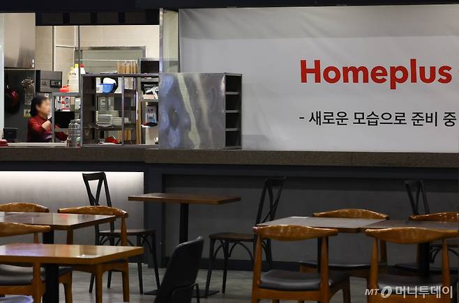 [서울=뉴시스] 황준선 기자 = 7일 서울 시내 한 홈플러스 내 푸드코트에서 직원이 영업을 준비하고 있다.   홈플러스의 기업회생절차 돌입으로 인해 자금 집행에 제약이 생기며 일부 입점 업체들이 매출을 정산 받지 못한 것으로 알려졌다. 2025.03.07. hwang@newsis.com /사진=황준선