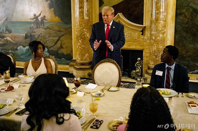 (웨스트 팜 비치 AFP=뉴스1) 우동명 기자 = 도널드 트럼프 전 미국 대통령이 5일(현지시간) 플로리다주 웨스트 팜 비치의 마라라고에서 열린 취재진과 만찬에 참석을 하고 있다. 2024.06.07  ⓒ AFP=뉴스1  Copyright (C) 뉴스1. All rights reserved. 무단 전재 및 재배포,  AI학습 이용 금지. /사진=(웨스트 팜 비치 AFP=뉴스1) 우동명 기자