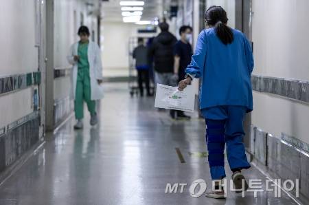 서울 시내 한 대형병원에서 한 간호사가 발걸음을 옮기고 있다./사진=[서울=뉴시스] 정병혁 기자
