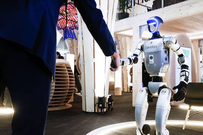 스페인 바르셀로나에서 열린 모바일 월드 콩그레스(MWC) 행사에서 한 방문객이 5일(현지시간) 휴머노이드 로봇과 악수하고 있다. [EPA]