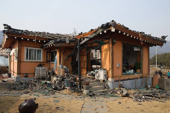 7일 오후 경기도 포천시 이동면 노곡리 공군 전투기 오폭 사고 현장에서 파손된 민가 모습. [연합]
