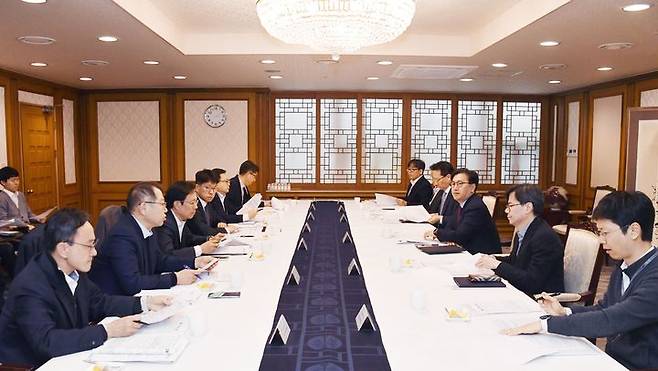 [서울=뉴시스] 김범석 기획재정부 차관이 지난 5일 오후 서울 종로구 정부서울청사에서 '제12차 부동산 시장 및 공급상황 점검 전담반 회의'를 주재하고 있다. (사진=기획재정부 제공) 2025.03.09. photo@newsis.com *재판매 및 DB 금지