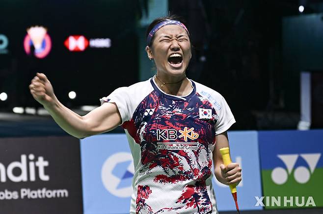 [쿠알라룸푸르=신화/뉴시스] 안세영(1위)이 12일(현지 시간) 말레이시아 쿠알라룸푸르의 부킷 잘릴 아시아타 아레나에서 열린 세계배드민턴연맹(BWF) 월드투어 슈퍼1000 말레이시아 오픈 여자 단식 결승에서 왕즈이(2위·중국)와 경기에서 승리한 뒤 환호하고 있다. 안세영은 45분 만에 2-0(21-17 21-7)으로 완파하고 대회 2연패를 달성했다. 2025.01.12.