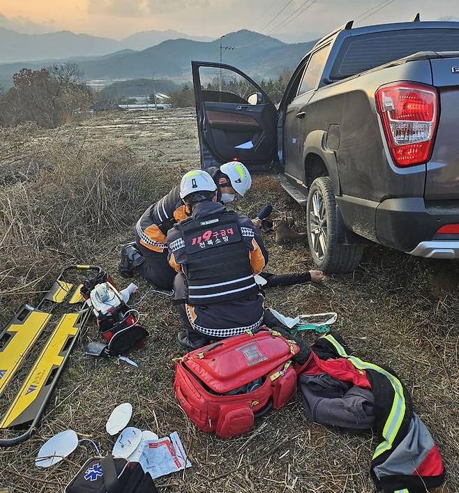 [남원=뉴시스] 지난 8일 전북 남원시에서 60대 산불진화대원이 차내에서 숨진 채 발견됐다. 사진은 당시 산불진화대원이 발견된 차량. (사진=전북도소방본부 제공) 2025.03.09. photo@newsis.com *재판매 및 DB 금지