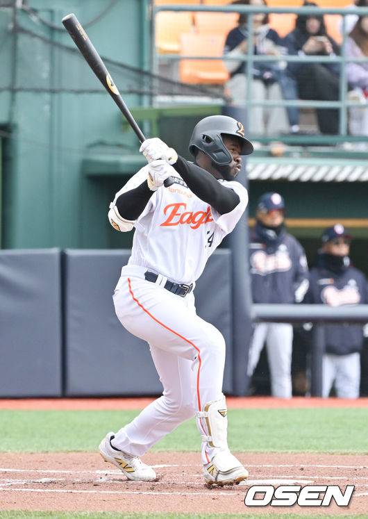 [OSEN=청주, 박준형 기자] 8일 오후 청주야구장에서 ‘2025 신한 SOL BANK KBO리그’ 시범경기 한화 이글스와 두산 베어스의 경기가 진행됐다. 1회말 1사 1루 한화 플로리얼이 2루타를 날리고 있다.   2025.03.08 / soul1014@osen.co.kr