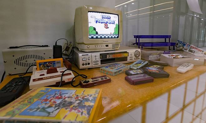 서울 동대문구 청량오락실에 고전 가정용 오락기 패미컴(Family Computer)과 게임팩 등이 전시되어 있다.