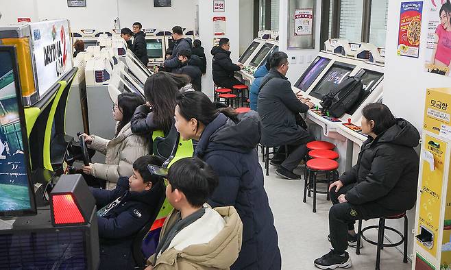 서울 동대문구 청량오락실에서 시민들이 전자오락을 즐기고 있다.