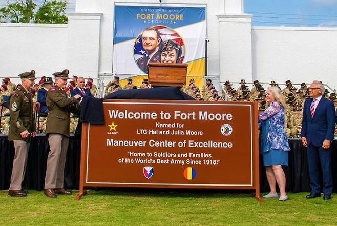 2023년 5월&nbsp;미국 조지아주의 육군 기지에서 ‘포트 베닝’이란 옛 이름을 ‘포트 무어’라는 새 명칭으로 고치는 기념식이 열리고 있다. 하지만 최근 도널드 트럼프 행정부가 출범하며 개칭 후 채 2년도 안 돼 포트 베닝이란 기존의 이름으로 되돌아갔다. 미 육군 홈페이지