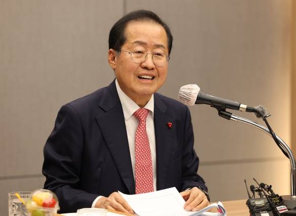 밝게 웃는 홍준표 시장 - 홍준표 대구시장이 2024년 12월 26일 오후 대구 북구 대구시청 산격청사에서 열린 송년 기자간담회에서 밝게 웃고 있다. 연합뉴스